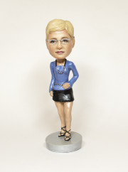 Статуэтка подарок девушке по фото | «Девушка в мини юбке» - фото 1